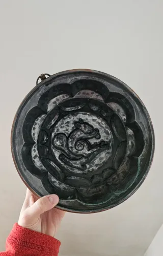 Stampo in rame antico con scoiattolo