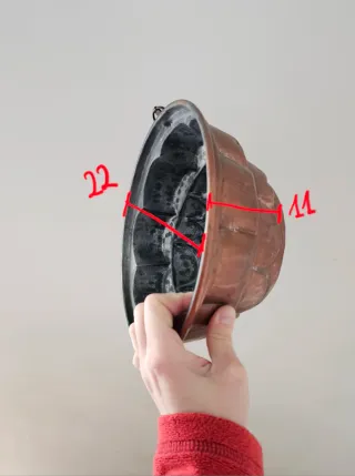 Stampo in rame antico con scoiattolo