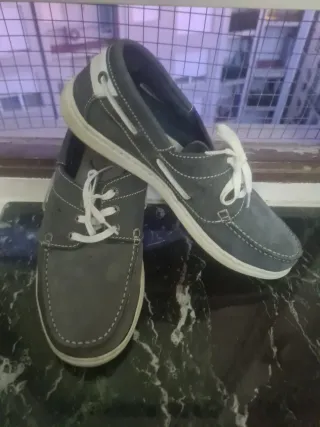 Zapatos náuticos grises con cordones blancos