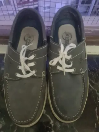 Zapatos náuticos grises con cordones blancos