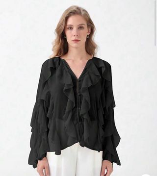 Camisa negra con volantes