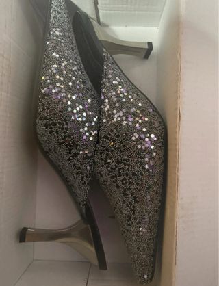Tacones plateados brillantes