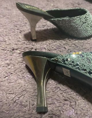 Tacones plateados brillantes