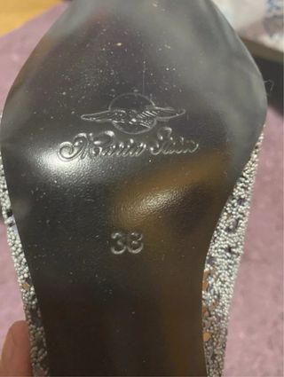 Tacones plateados brillantes