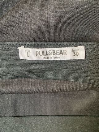 Falda negra con franjas laterales