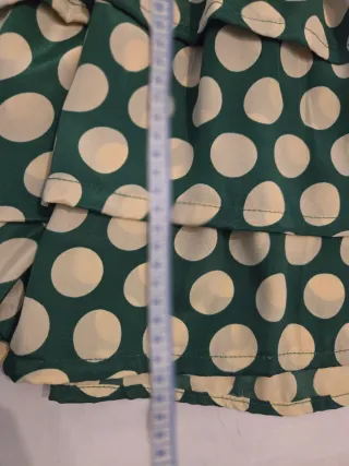 Vestido verde con lunares beige