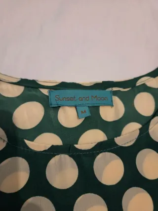 Vestido verde con lunares beige