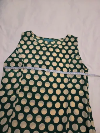 Vestido verde con lunares beige