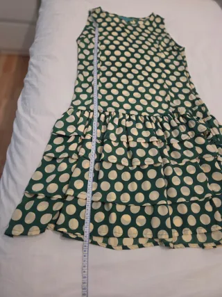 Vestido verde con lunares beige