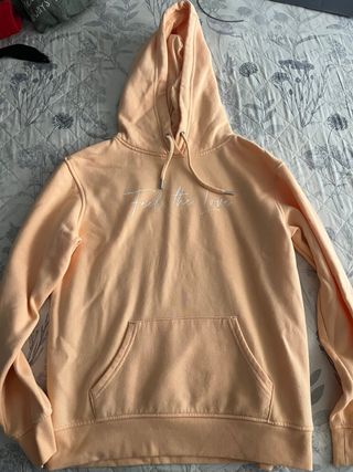 Sudadera naranja con texto Feel the love