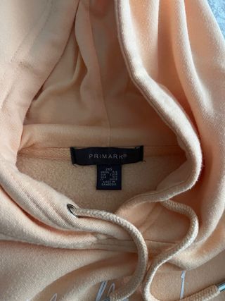 Sudadera naranja con texto Feel the love