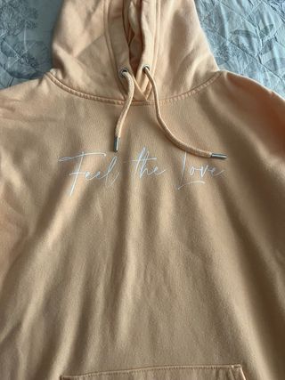 Sudadera naranja con texto Feel the love