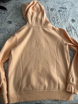 Sudadera naranja con texto Feel the love