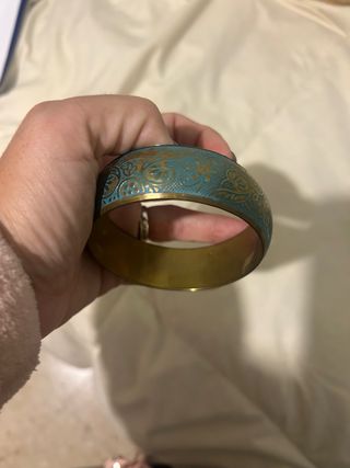 Pulsera metal turquesa y dorada diseño floral