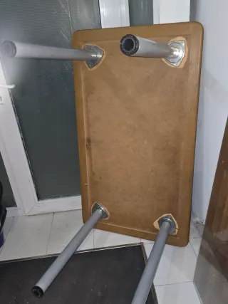 Mesa de madera con patas de metal desmontables