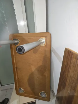 Mesa de madera con patas de metal desmontables