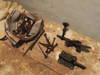 Clavos antiguos y 2 cerrojos