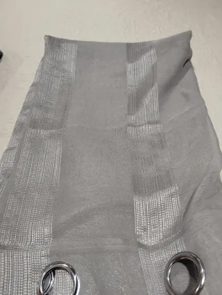 Visillos grises con detalles plateados