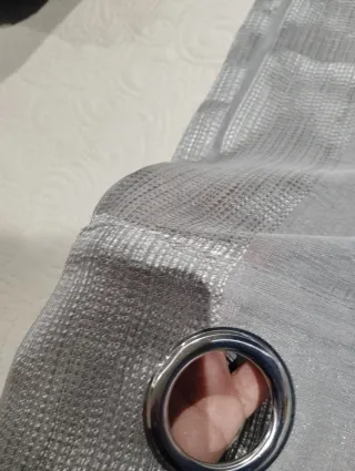 Visillos grises con detalles plateados