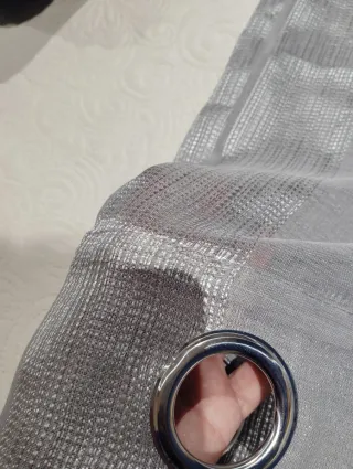 Visillos grises con detalles plateados