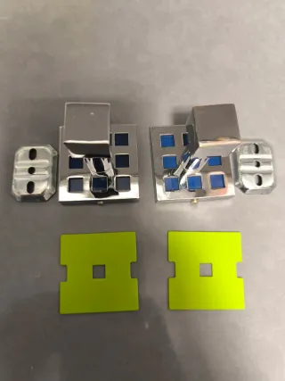 Perchas metálicas plateadas y verdes