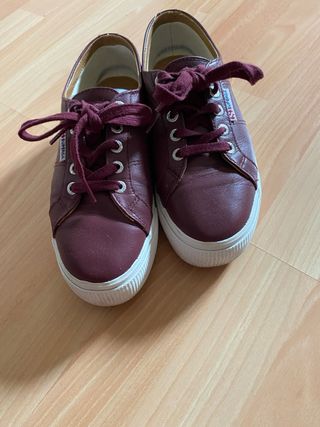 Bambas Superga de piel con plataform color burdeos