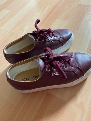 Bambas Superga de piel con plataform color burdeos