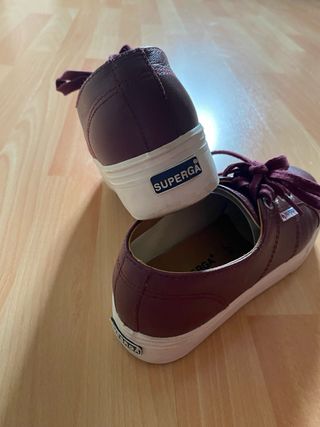Bambas Superga de piel con plataform color burdeos