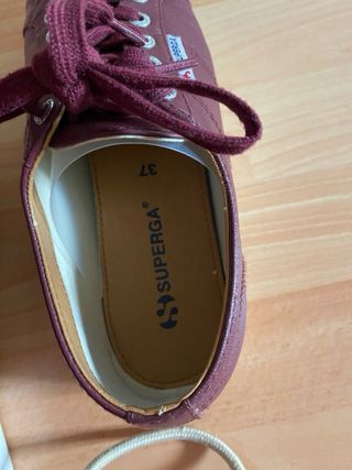 Bambas Superga de piel con plataform color burdeos