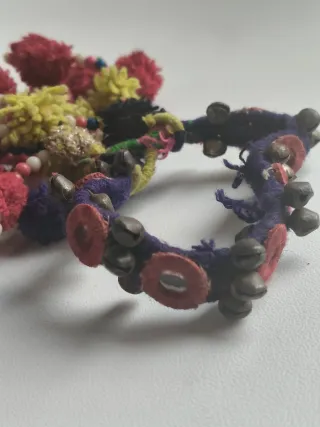 Adorno pompones colores India artesanal