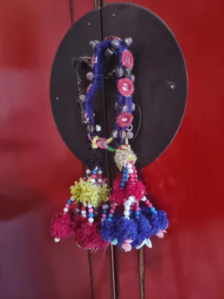 Adorno pompones colores India artesanal