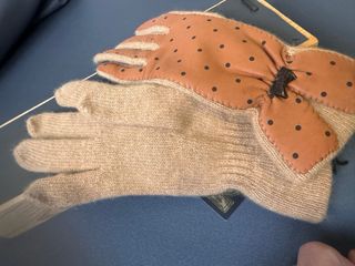 Guantes lana y piel lunares