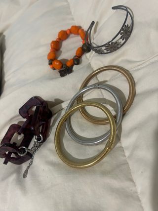 Combo de pulseras doradas y naranjas