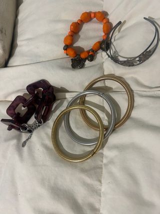 Combo de pulseras doradas y naranjas