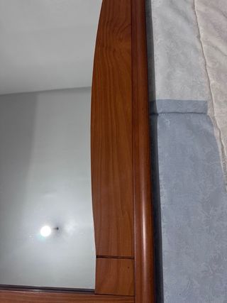 Recibidor de madera con espejo