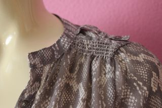 Blusa Naf Naf Animal Print Gris y Blanca