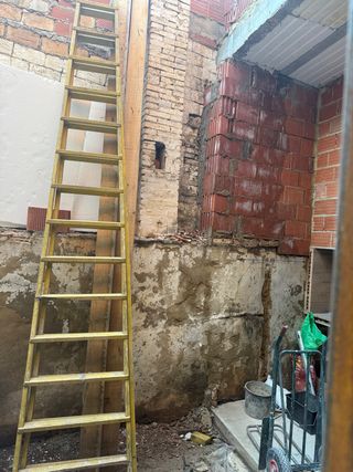 Escalera de madera plegable