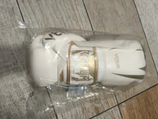 Guantes de Boxeo Venum Blancos y Dorados.8 oz
