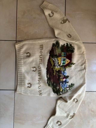 Cardigan lana beige con dettagli oro