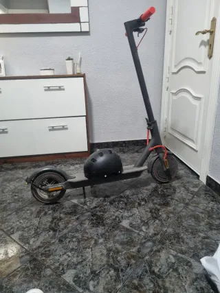 Patinete eléctrico con casco