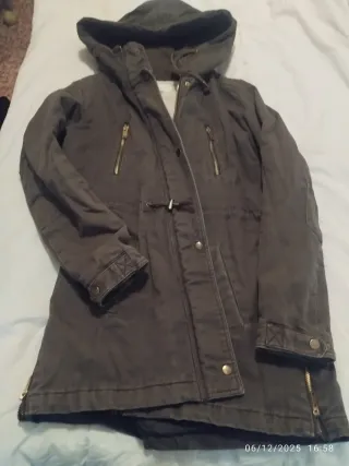 Anorak verde militar con capucha