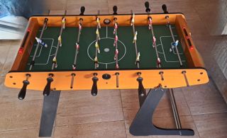 Futbolín para niños con dos bolas.