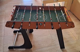 Futbolín para niños con dos bolas.