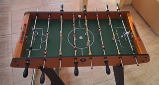 Futbolín para niños con dos bolas.