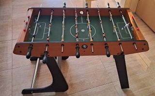 Futbolín para niños con dos bolas.