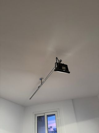 Lámpara con foco y guía metálica