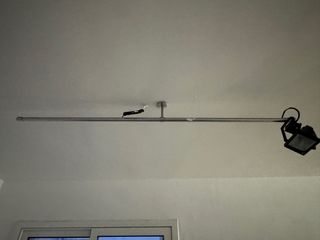 Lámpara con foco y guía metálica