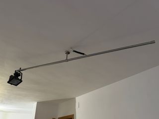 Lámpara con foco y guía metálica