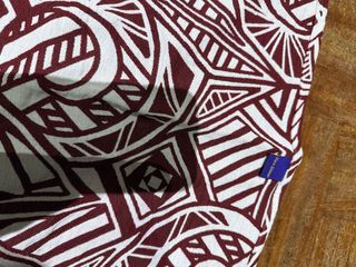 Fular Yaro Urban Geo Contra Burgundy con lana.