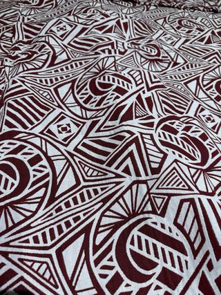 Fular Yaro Urban Geo Contra Burgundy con lana.